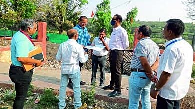 महापालिकेच्या कामांची पाहणी करताना आयुक्त.