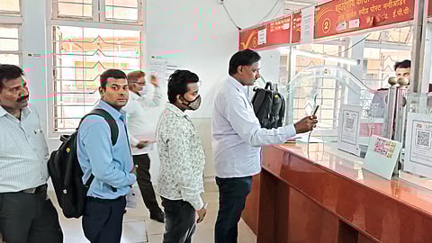 नाशिक : क्यूआर कोडचा वापर करताना ग्राहक