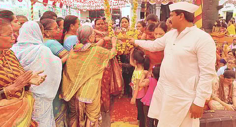 मुंढवा येथील राम मंदिरात राम जन्मासमयी रामाचा पाळणा म्हणताना महिला व ग्रामस्त