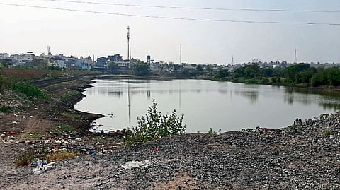 Umri lake depleted has increased talukas villages Administration sluggish