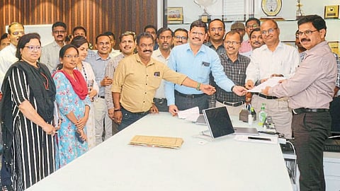 नाशिक : आयुक्त पांडेजी, शिकवू नका; माफी मागा!