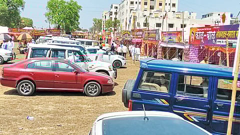 तमाशा पंढरीत पाडव्याच्या मुहूर्तावर दीडशे करार