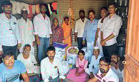 जाधव कुटुंबाला मदतीचा हात देताना मरवडेकर.