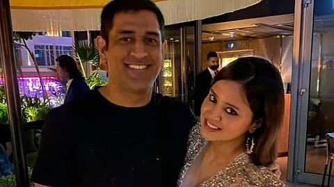 MS Dhoni Wife Sakshi Dhoni Questioned Power Crisis In Jharkhand