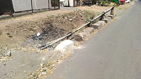 Will the Municipal Commissioner pay attention to Destroying Holes and Railings Aurangabad Road nashik News