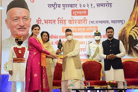 अंकिता पाटील ठाकरे यांचा सत्कार करताना राज्याचे राज्यपाल भगतसिंह कोश्यारी.