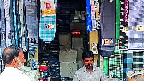 Malegaon Lungi very populer during Ramzan Nashik News