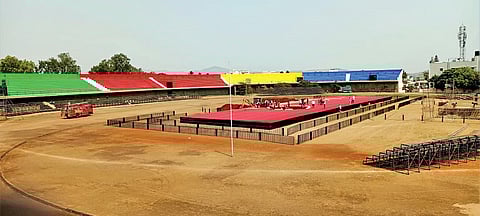 सातारा येथे होणाऱ्या महाराष्ट्र केसरी स्पर्धेसाठी माती आणि गादीचे आखाडे तयार