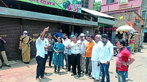 गोदाघाटावर बुधवारी अतिक्रमण निर्मूलन मोहीम राबविताना अतिरिक्त आयुक्त करुणा डहाळे यांच्यासह पंचवटी व पश्चिम नाशिक विभागातील आधिकाऱ्यांचे पथक