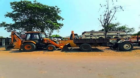 पोलिसांनी अवैध वाळू वाहतूक करणारे ट्रॅक्टर व जेसीबी जप्त केले.