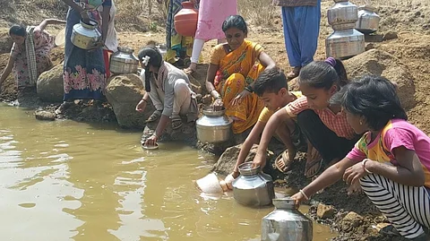 कथरुवंगणवाडी येथे दुर्गंधीयुक्त व गढूळपाणी भरतांना आदीवासी महिला