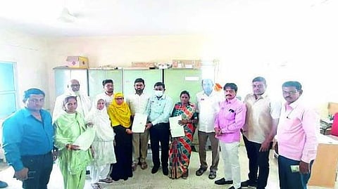 अर्ज दाखल करताना रूखसाना बी. बबलूखान, सुन्नाबी राजू देशमुख, पार्वता भिल.