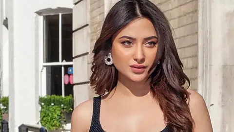 Mahira sharma left the interview and get angry on reporter