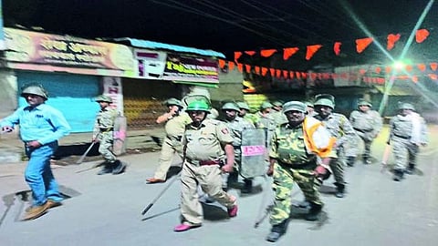 अचलपूर शहरात गस्त घालताना पोलिस पथक.