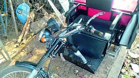 तुटलेली ई-ट्रायसायकल.