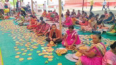 दोन लाख पुऱ्या अन् पाच पिंप गुळवणी