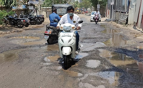 रस्त्याची झालेली चाळण