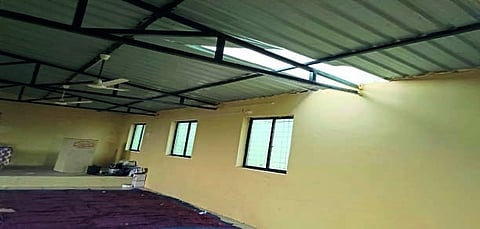 शाळेचा पत्रा उडाला