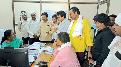 महावितरण कंपनीकडे निवेदनाद्वारे करण्यात आली आहे.