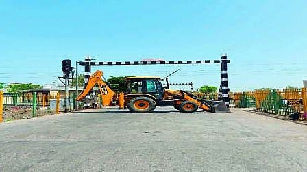 वाहतुकीसाठी बंद करण्यात आलेले अमळनेर रेल्वेगेट.