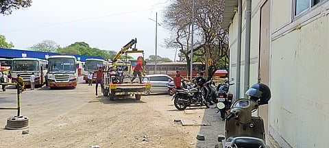 अस्पष्ट ‘नो पार्किंग’मुळे प्रवाशांना भुर्दंड
वाकडेवाडीतील स्थिती; आगार व्यवस्थापनाचा विरोध असतानाही दंडवसुली