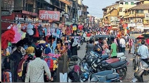 नाशिक : बाजारपेठेतील गर्दीने चिंतेत भर!