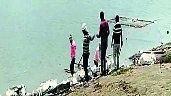 महसूल पथकातील कर्मचाऱ्यांनी चिंचोली, कामळज येथील वाळू घाटावर कार्यवाही केली.