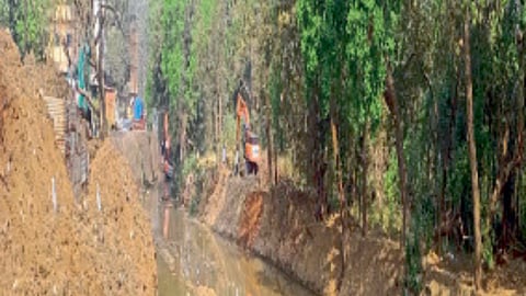 चिपळूणच्या नदीतील गाळ काढला