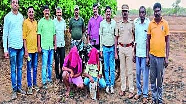 दोन संशयितांसोबत स्थानिक गुन्हे अन्वेषण शाखेचे अधिकारी.