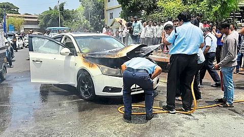 नाशिक : मुंबई नाका परिसरात धावत्या कारने घेतला पेट