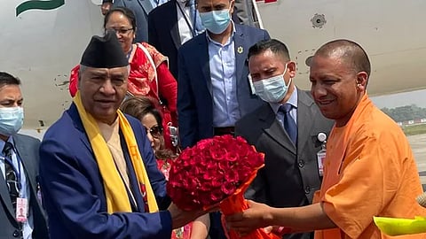 नेपाळचे पंतप्रधान पोहोचले वाराणसीत; CM योगींनी केलं स्वागत