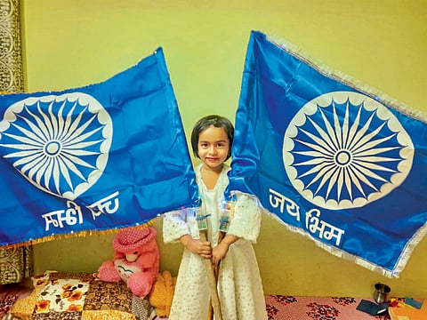 ‘मेक इन औरंगाबाद’च्या इलेक्ट्रिक झेंड्यांनी लक्ष वेधले आहे.