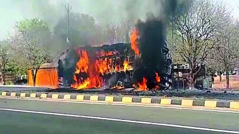 आगीत संपूर्ण ट्रक व साहित्य जळून खाक झाले.