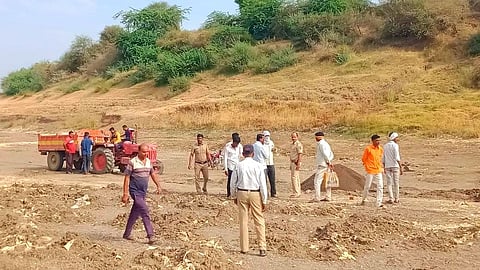 Akola Police Action against illegal sand dealer