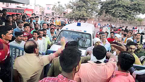 मृतदेह दूध संघाच्या प्रवेशद्वाराजवळ रोखलेले आंदोलनकर्ते