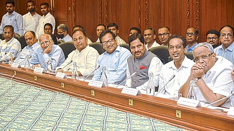 मुंबईतील सह्याद्री अतिथिगृहात त्यांच्या अध्यक्षतेखाली राज्यातील खासगी शिक्षण संस्थांच्या प्रमुखांची बैठक झाली,