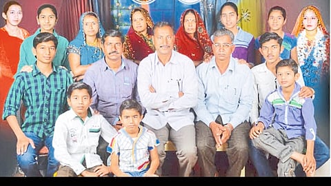 जागतिक कुटुंब दिन विशेष - गुलाबसिंग पौलादसिंग तुंवर यांचे १८ सदस्यांचे एकत्र कुटुंब