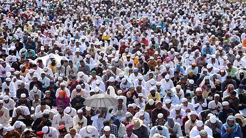 दौंड शहरात रमजान ईद मोठ्या उत्साहात साजरी करण्यात आली.