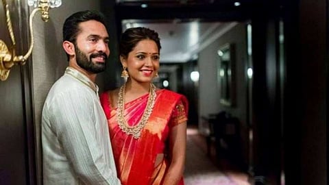 गजब! दिनेश कार्तिककडे 90 कोटींची मालमत्ता, कोटींच्या गाड्या - पाहा फोटो