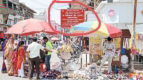 नो हॉकर्स झोन फलकाखाली व्यवसाय