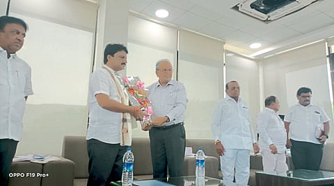 किसन वीर कारखान्याला आर्थिक गर्तेतून बाहेर काढण्यासाठी कारखान्याचे भागभांडवल शंभर कोटी करण्याचे उद्दिष्ट