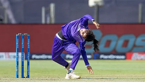 Women T20 Challenge : माया सोनवणेची अतरंगी बॉलिंग अॅक्शन व्हायरल