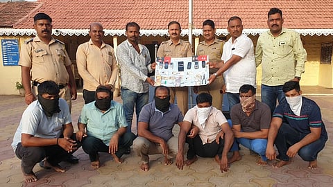 रेल्वेत चोर्या करणार्या (खाली बसलेले) टोळीचे सदस्य व दौंड पोलिसांचे पथक.