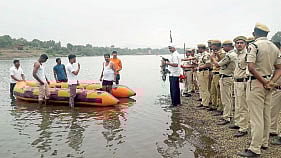 Administration ready for flood emergency 200 homeguards will assisted by nine boats satara