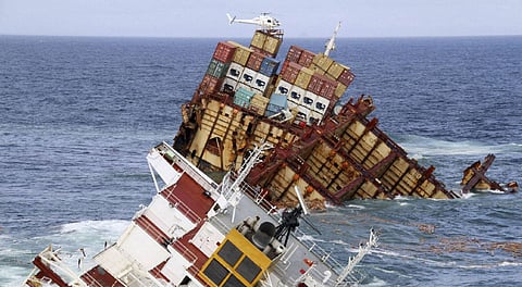 मुंबईत बालार्ड पिअर बंदरावर मालवाहू बोट बुडाली