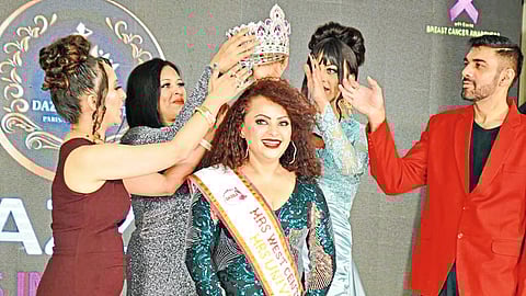 नवी दिल्ली : ‘Dazzles’ इव्हेंटच्या वतीने मिसेस इंडिया वर्ल्ड : २०२२ पुरस्काराचा बहुमान स्वीकारताना अंजुम कांदे सोबत मागील स्पर्धेतील विजेत्या व परीक्षक