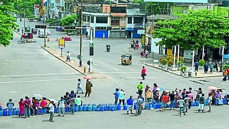 गॅसच्या टाक्या भरून घेण्यासाठी लागलेली रांग.