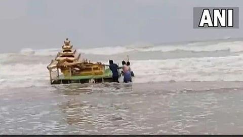 gold coloured chariot