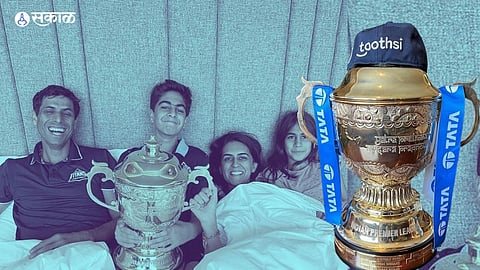 ashish nehra ipl 2022 trophy with family