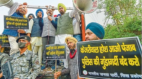 तेजिंदर सिंग बग्गा यांच्याविरुद्ध पंजाबच्या मोहाली येथील न्यायालयाने आज नव्याने अटक वॉरंट